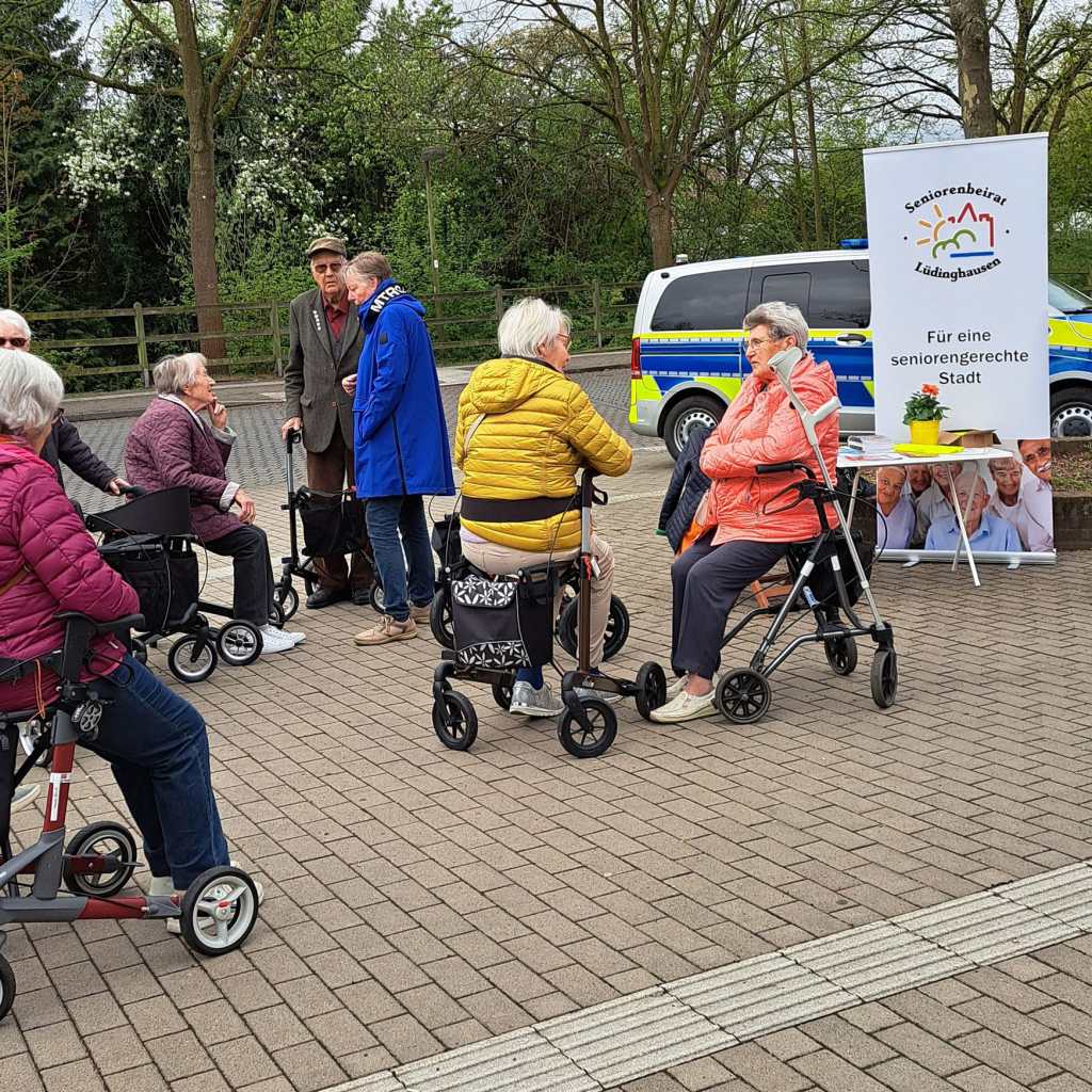 Senioren beim Bustraining mit Rollatoren am BUsbahnhof in Lüdinghausen