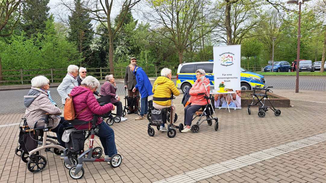 Senioren beim Bustraining mit Rollatoren am BUsbahnhof in Lüdinghausen
