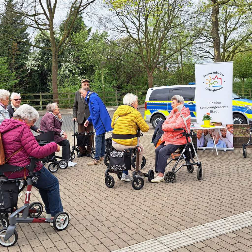 Senioren beim Bustraining mit Rollatoren am BUsbahnhof in Lüdinghausen
