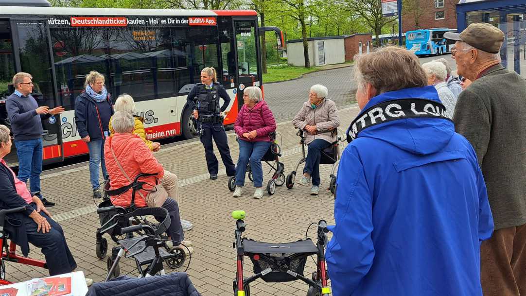 Senioren beim Bustraining mit Rollatoren am Busbahnhof in Lüdinghausen