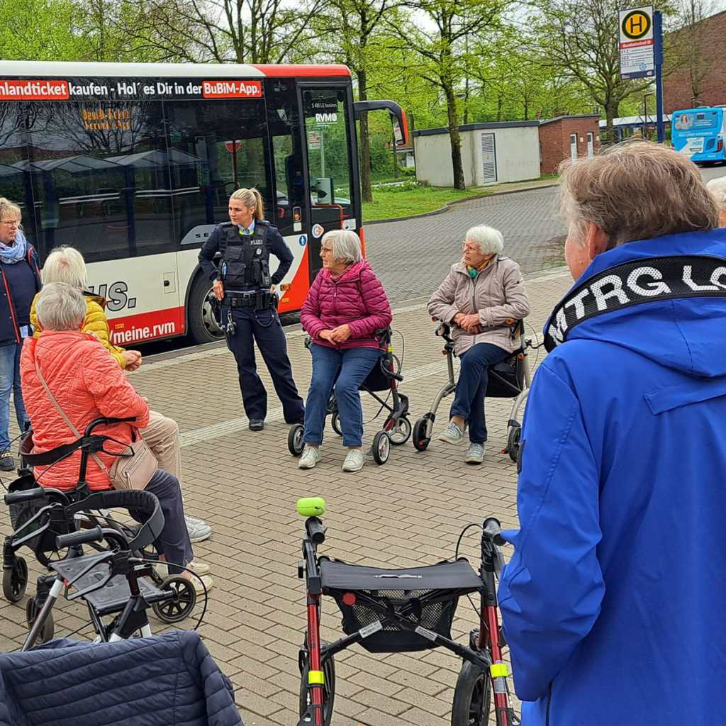 Senioren beim Bustraining mit Rollatoren am Busbahnhof in Lüdinghausen