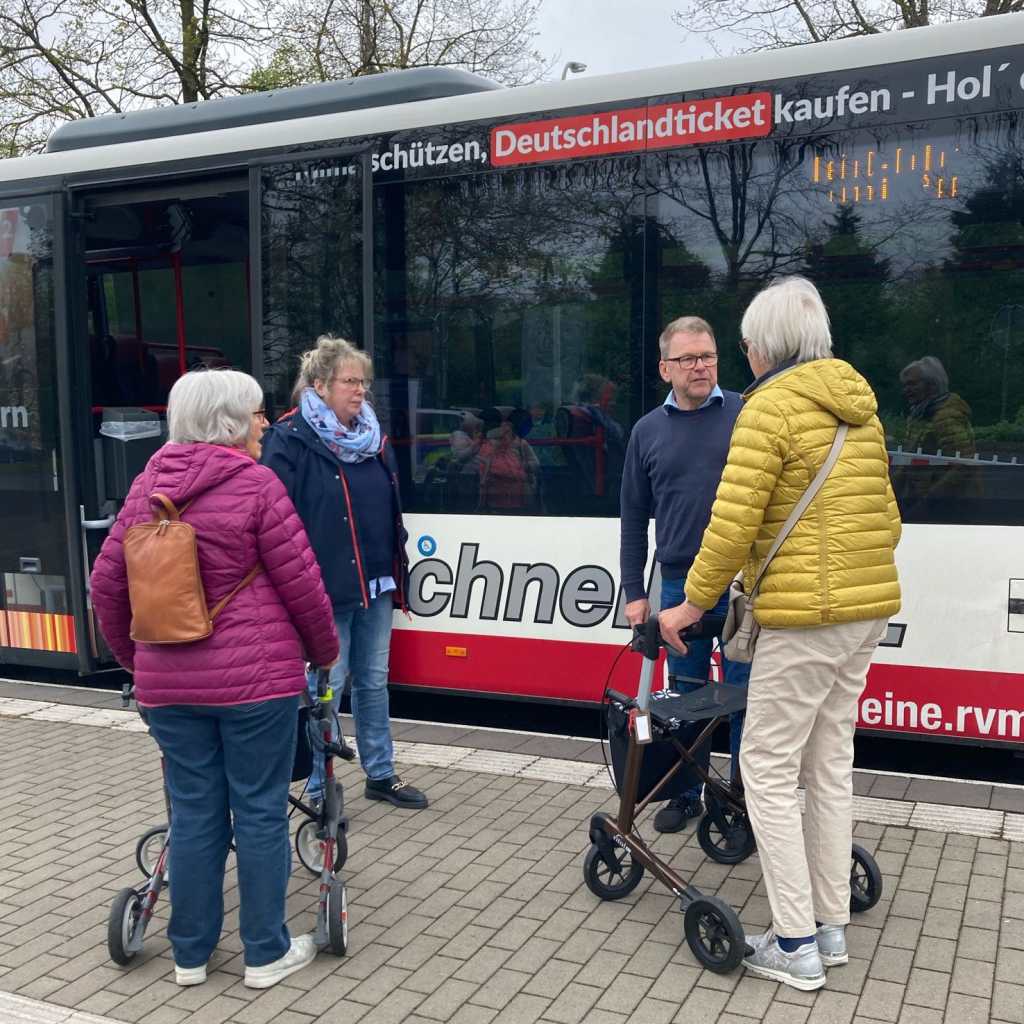 Senioren beim Bustraining mit Rollatoren am Busbahnhof in Lüdinghausen