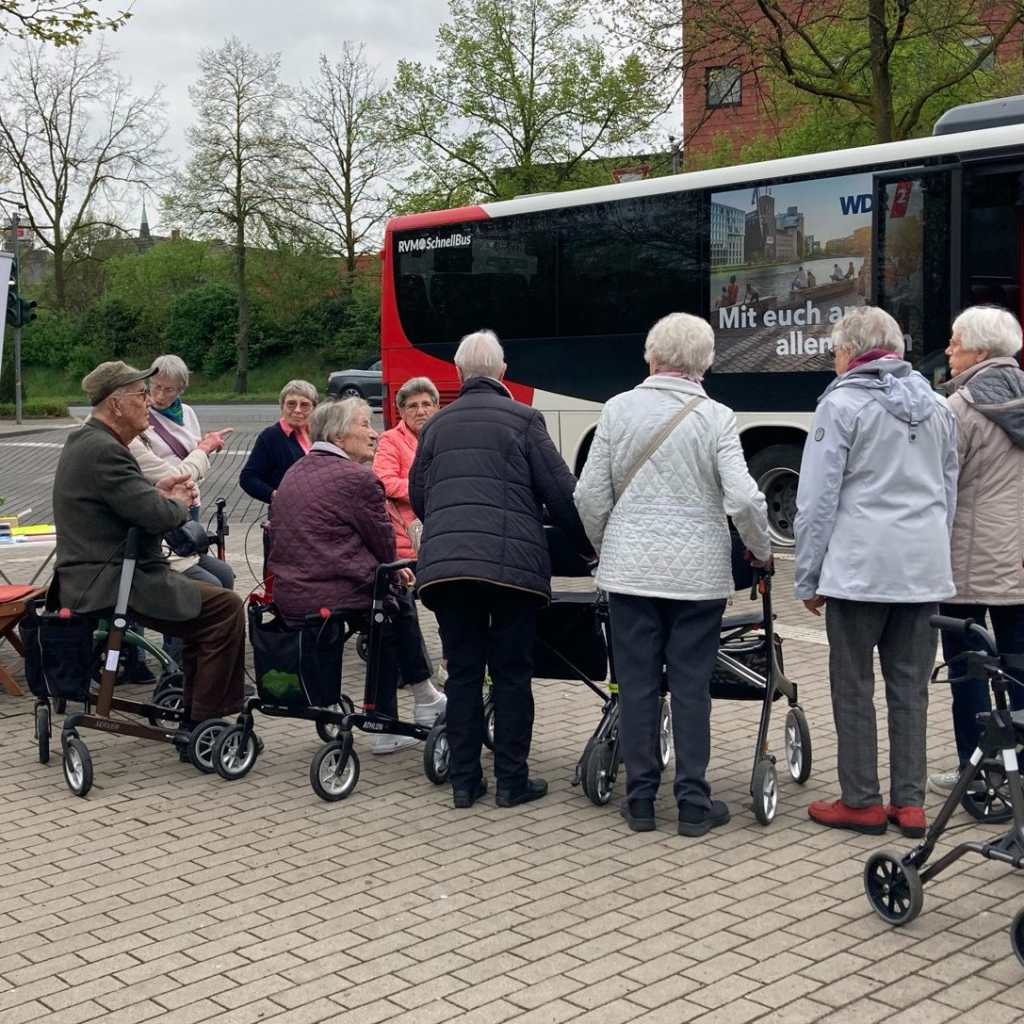 Senioren beim Bustraining mit Rollatoren am Busbahnhof in Lüdinghausen