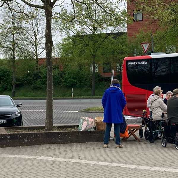 Senioren beim Bustraining mit Rollatoren am Busbahnhof in Lüdinghausen