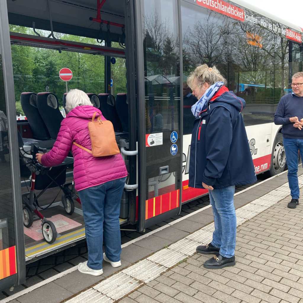 Senioren beim Bustraining mit Rollatoren am Busbahnhof in Lüdinghausen