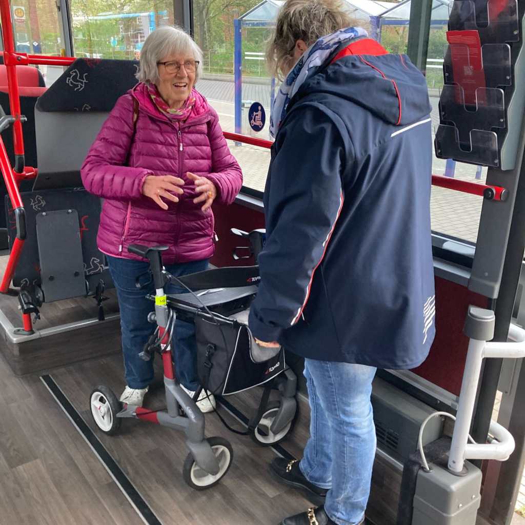 Senioren beim Bustraining mit Rollatoren am Busbahnhof in Lüdinghausen