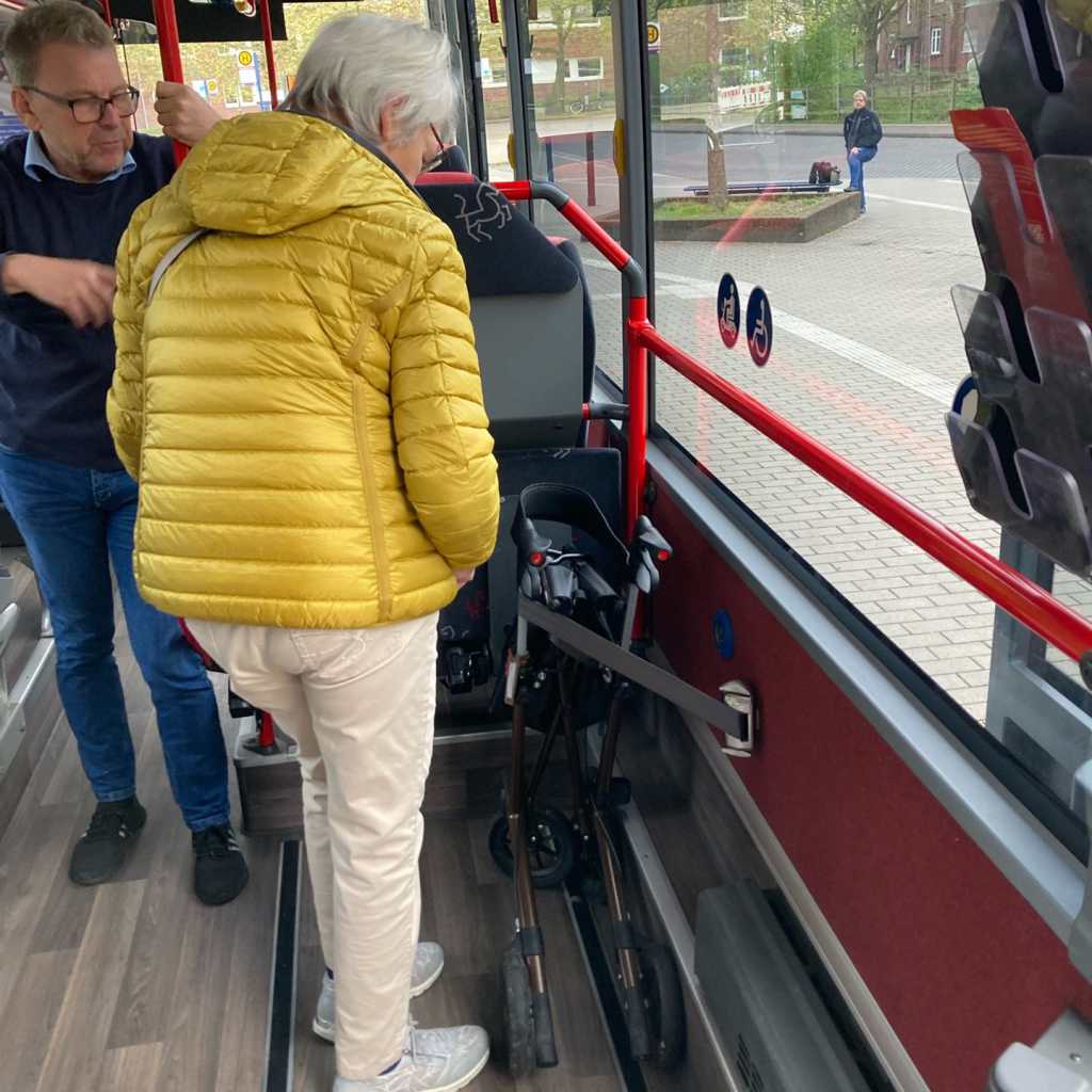 Senioren beim Bustraining mit Rollatoren am Busbahnhof in Lüdinghausen