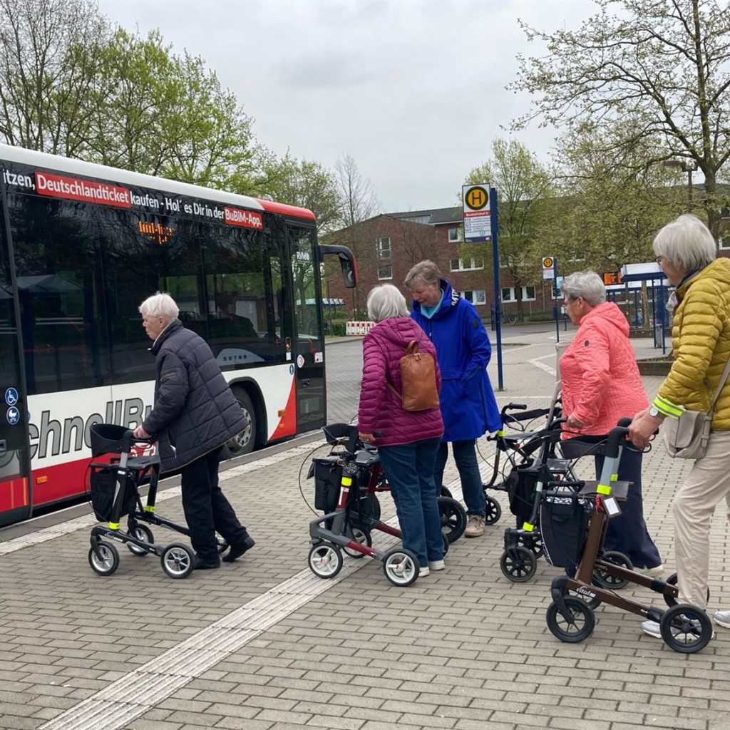 Senioren beim Bustraining mit Rollatoren am Busbahnhof in Lüdinghausen