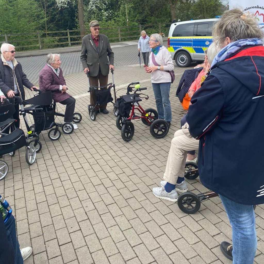 Senioren beim Bustraining mit Rollatoren am Busbahnhof in Lüdinghausen