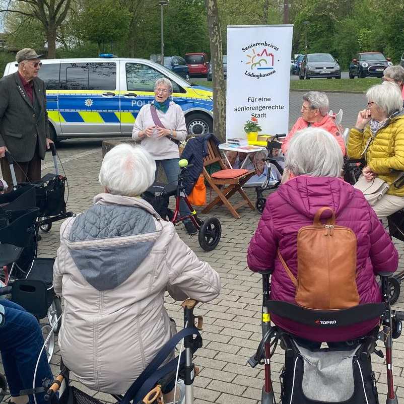 Senioren beim Bustraining mit Rollatoren am Busbahnhof in Lüdinghausen