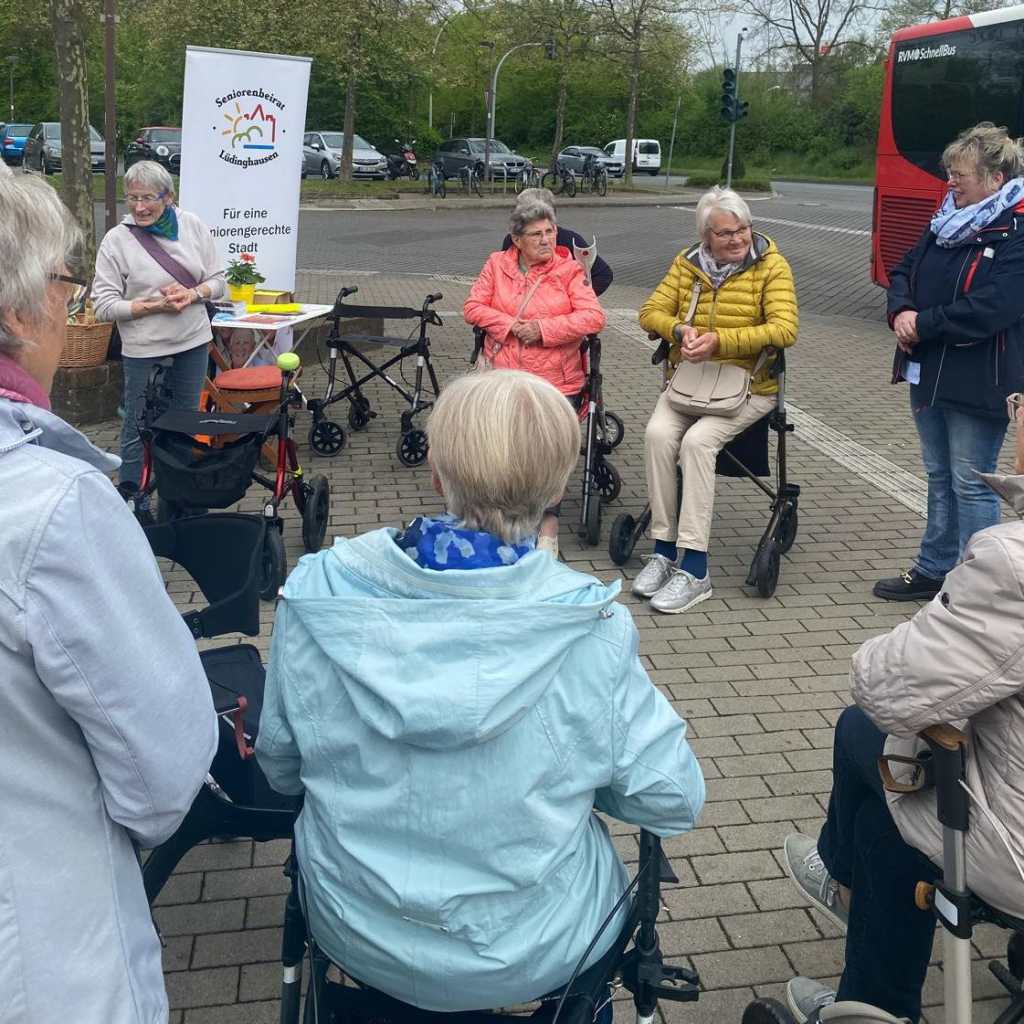 Senioren beim Bustraining mit Rollatoren am Busbahnhof in Lüdinghausen