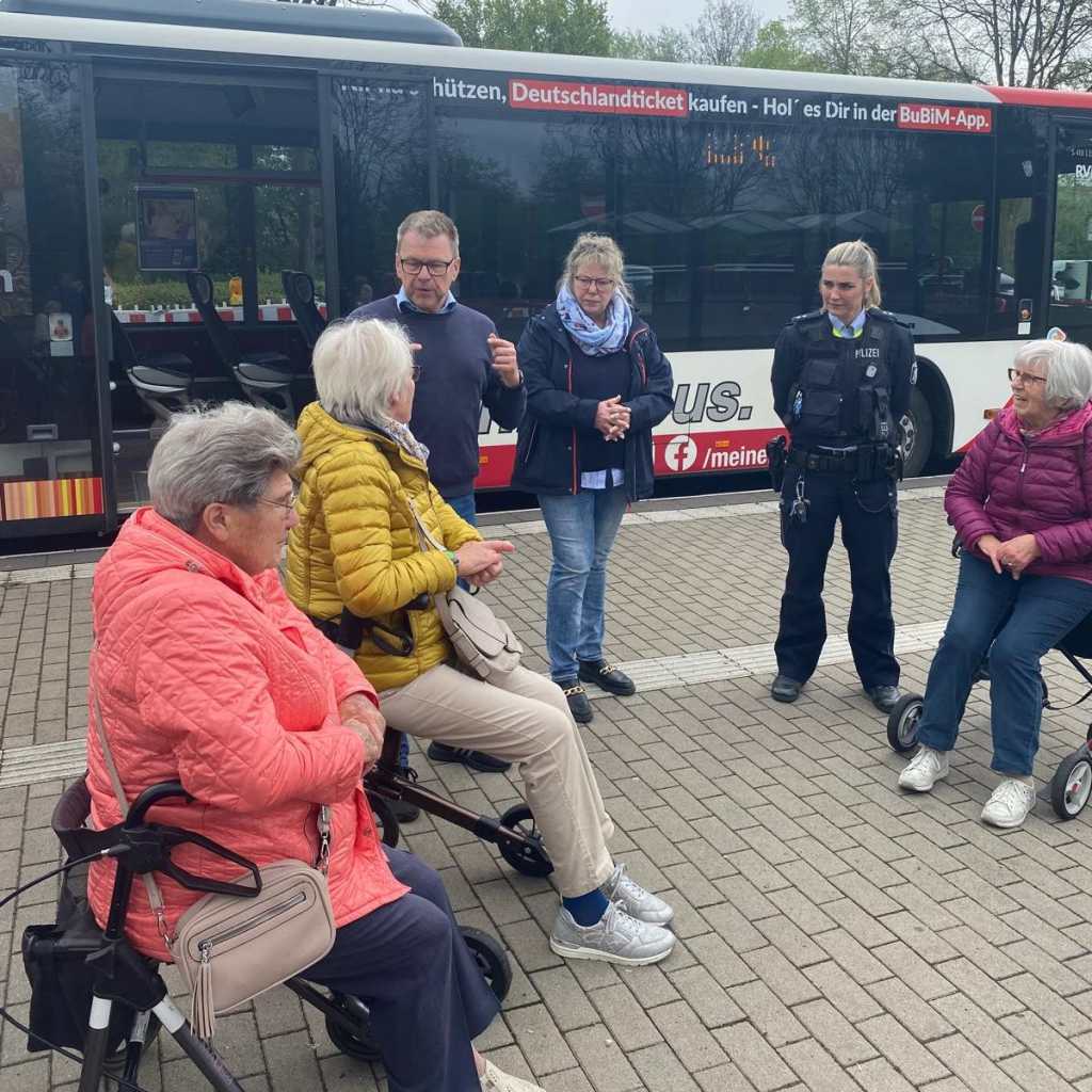 Senioren beim Bustraining mit Rollatoren am Busbahnhof in Lüdinghausen
