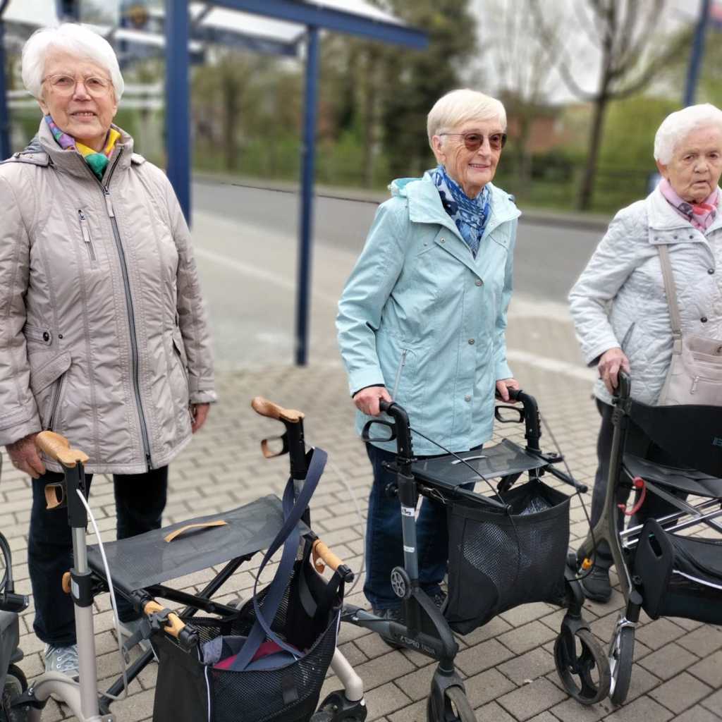 Senioren beim Bustraining mit Rollatoren am Busbahnhof in Lüdinghausen