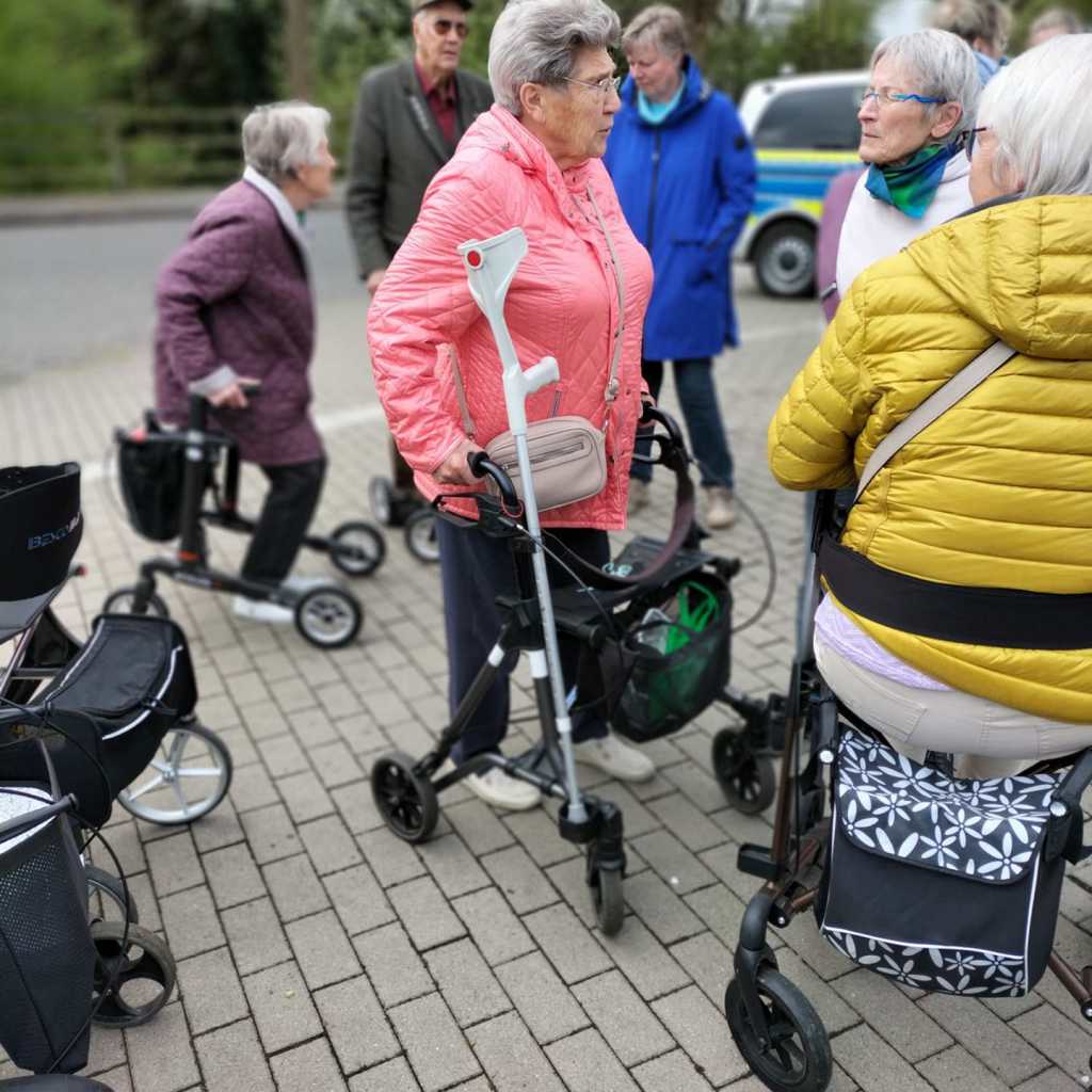 Senioren beim Bustraining mit Rollatoren am Busbahnhof in Lüdinghausen