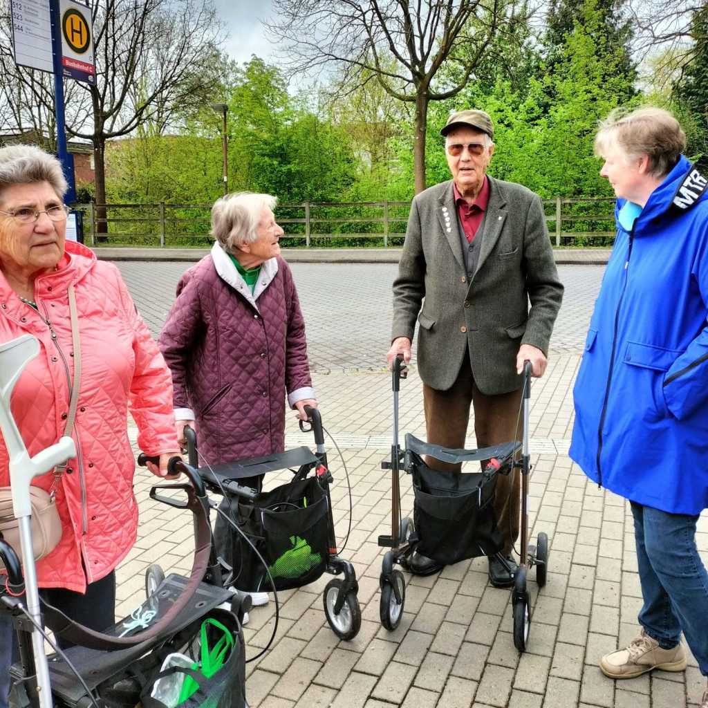 Senioren beim Bustraining mit Rollatoren am Busbahnhof in Lüdinghausen
