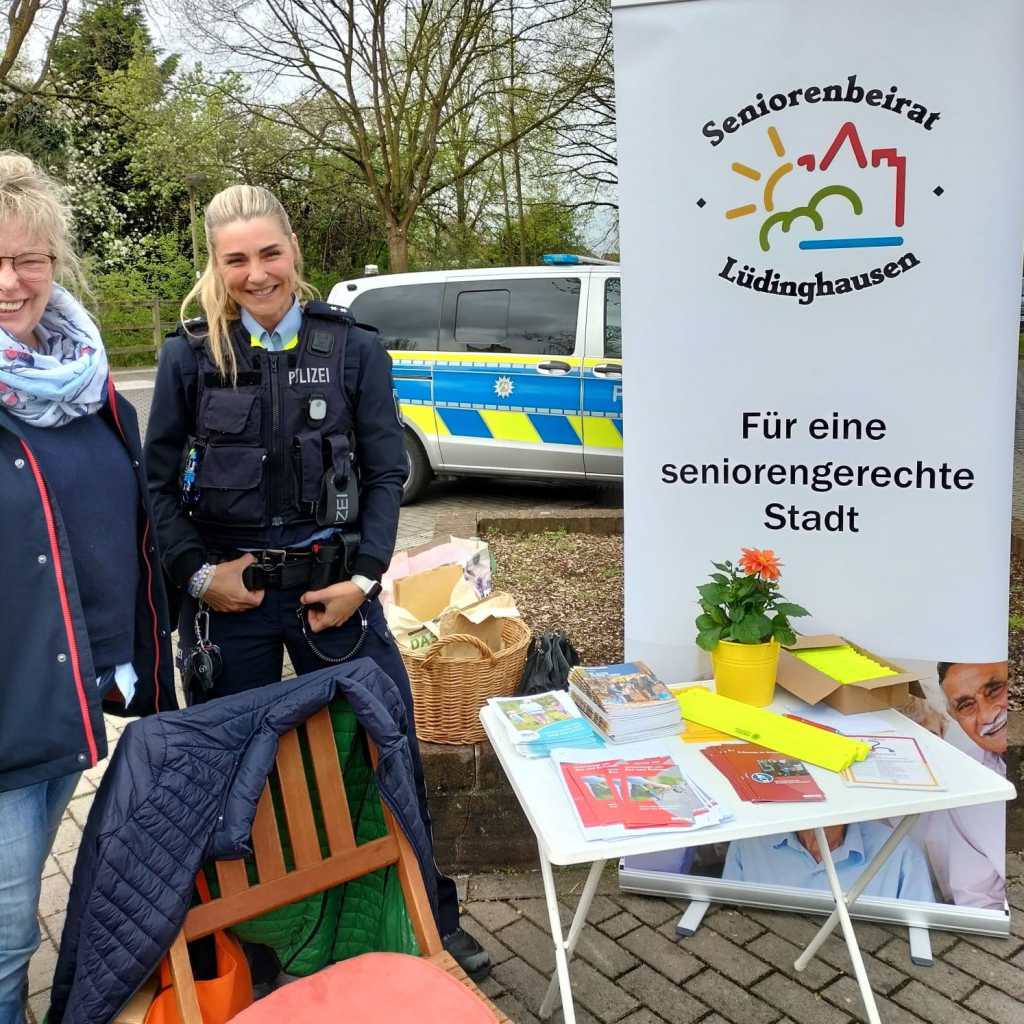 Senioren beim Bustraining mit Rollatoren am Busbahnhof in Lüdinghausen