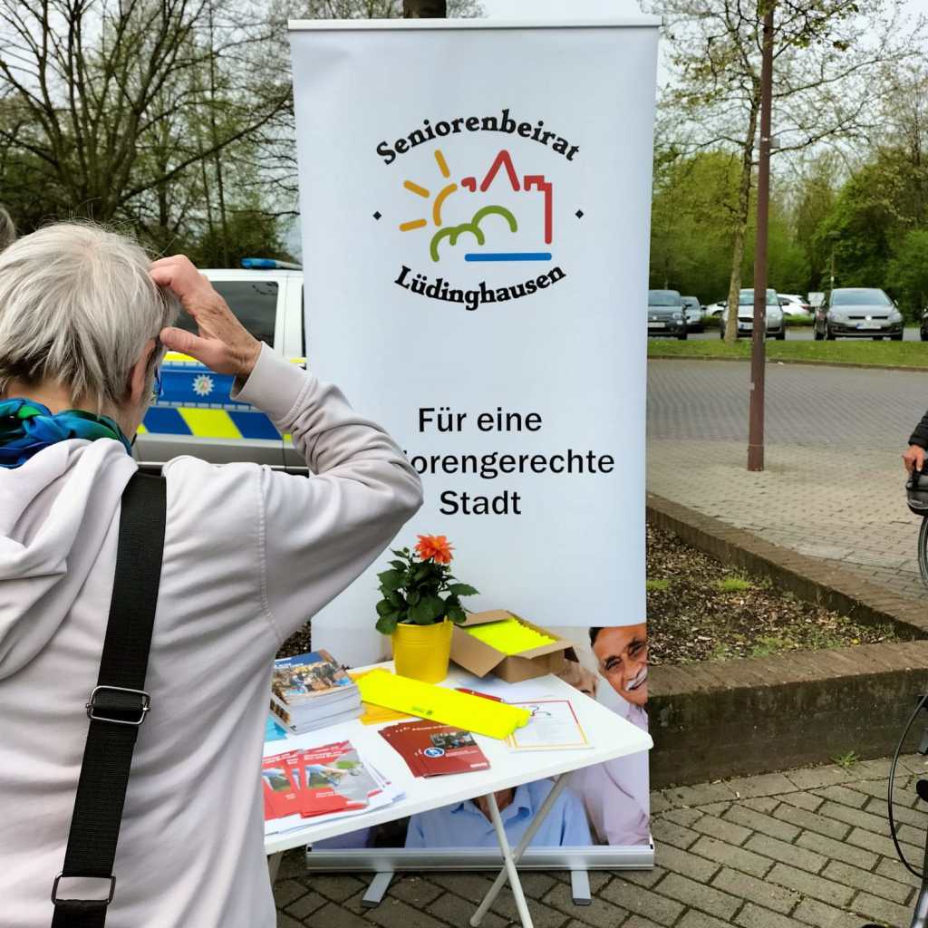 Senioren beim Bustraining mit Rollatoren am Busbahnhof in Lüdinghausen